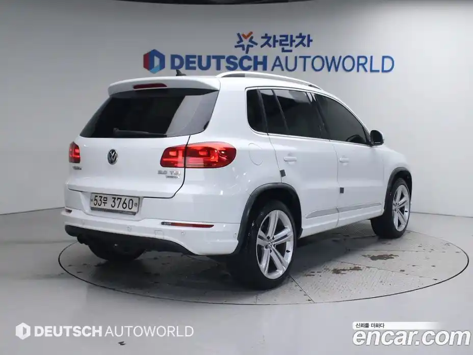 Volkswagen Tiguan 2015 2.0 Автомат в Москве № 199202, фото 2