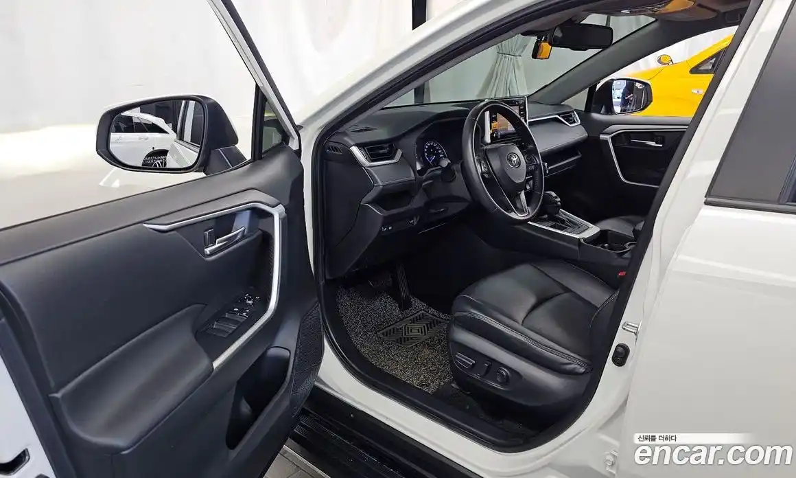 Toyota RAV4 2021 2.5 Автомат в Москве № 199675, фото 14