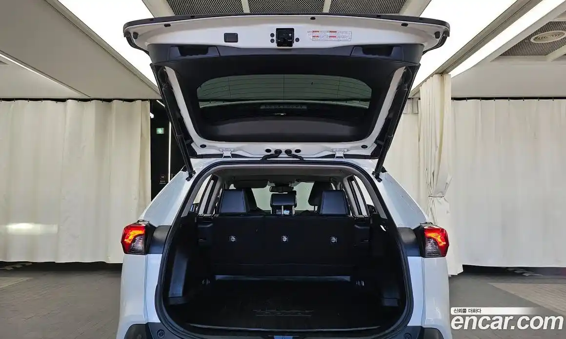 Toyota RAV4 2021 2.5 Автомат в Москве № 199675, фото 4