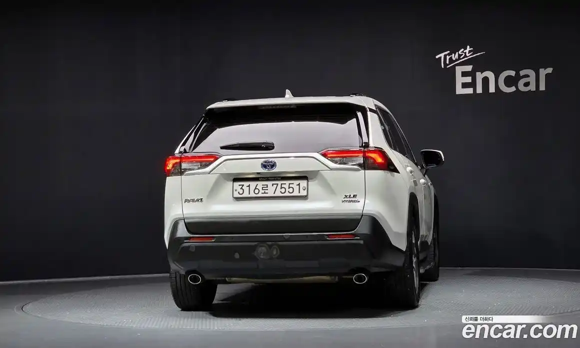 Toyota RAV4 2021 2.5 Автомат в Москве № 199675, фото 5