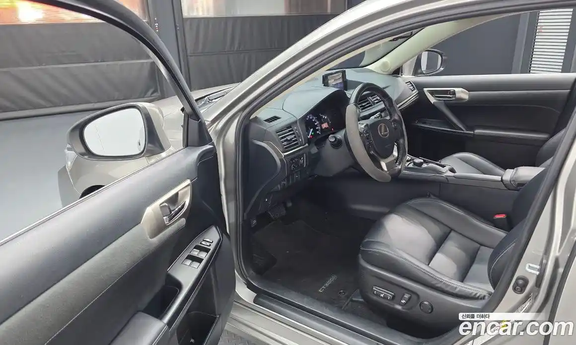 Lexus CT200h 2018 1.8 Автомат в Москве № 168320, фото 8