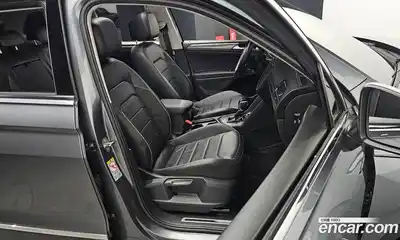 Volkswagen Tiguan 2023 2.0 Автомат в Москве № 168705, миниатюра 3