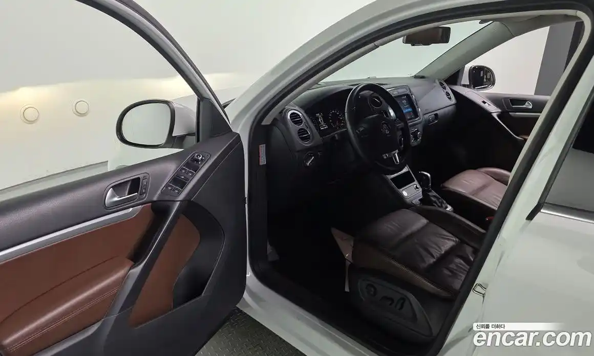 Volkswagen Tiguan 2015 2.0 Автомат в Москве № 218620, фото 14