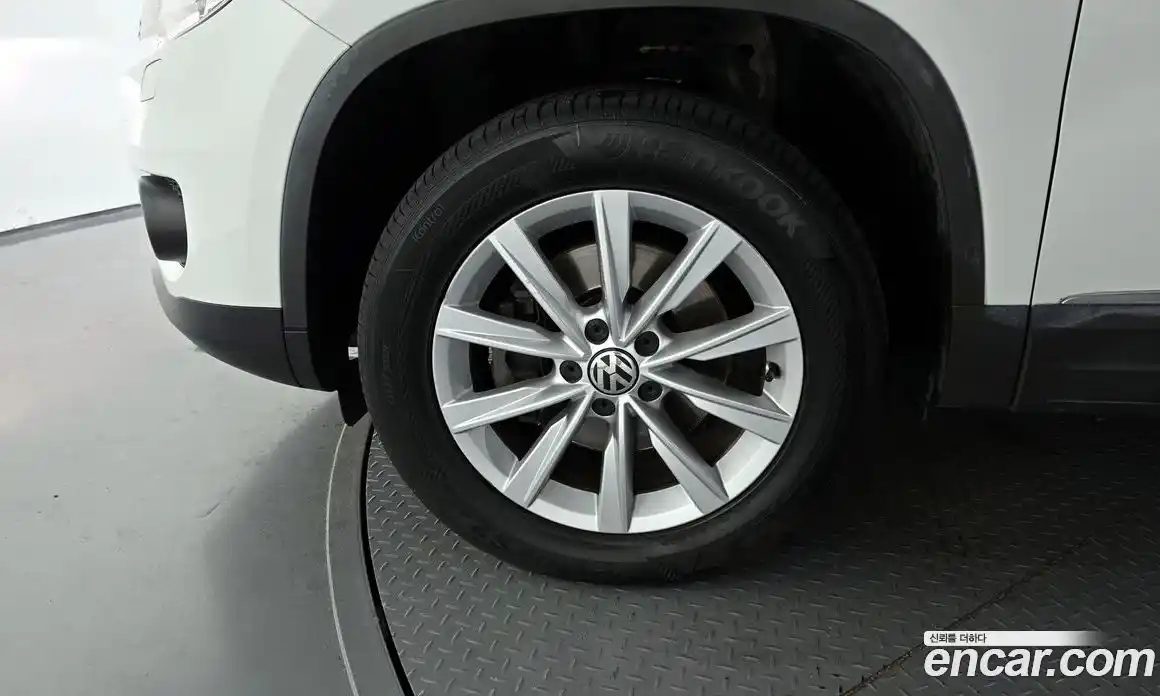 Volkswagen Tiguan 2015 2.0 Автомат в Москве № 218620, фото 3