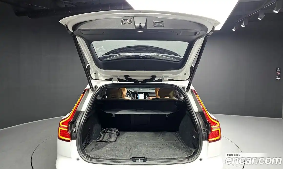 Volvo V60 2021 2.0 Автомат в Москве № 197019, фото 7