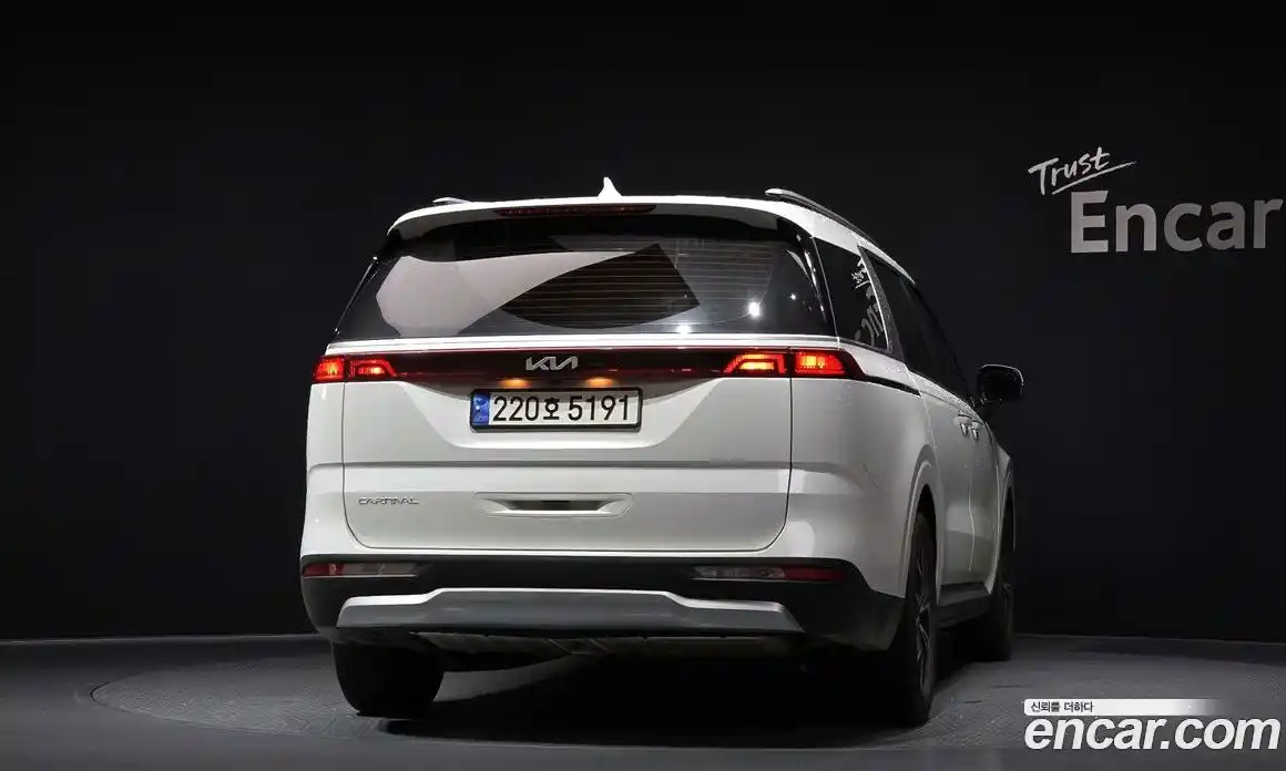 Kia Canival 2023 3.5 Автомат в Москве № 132607, фото 16