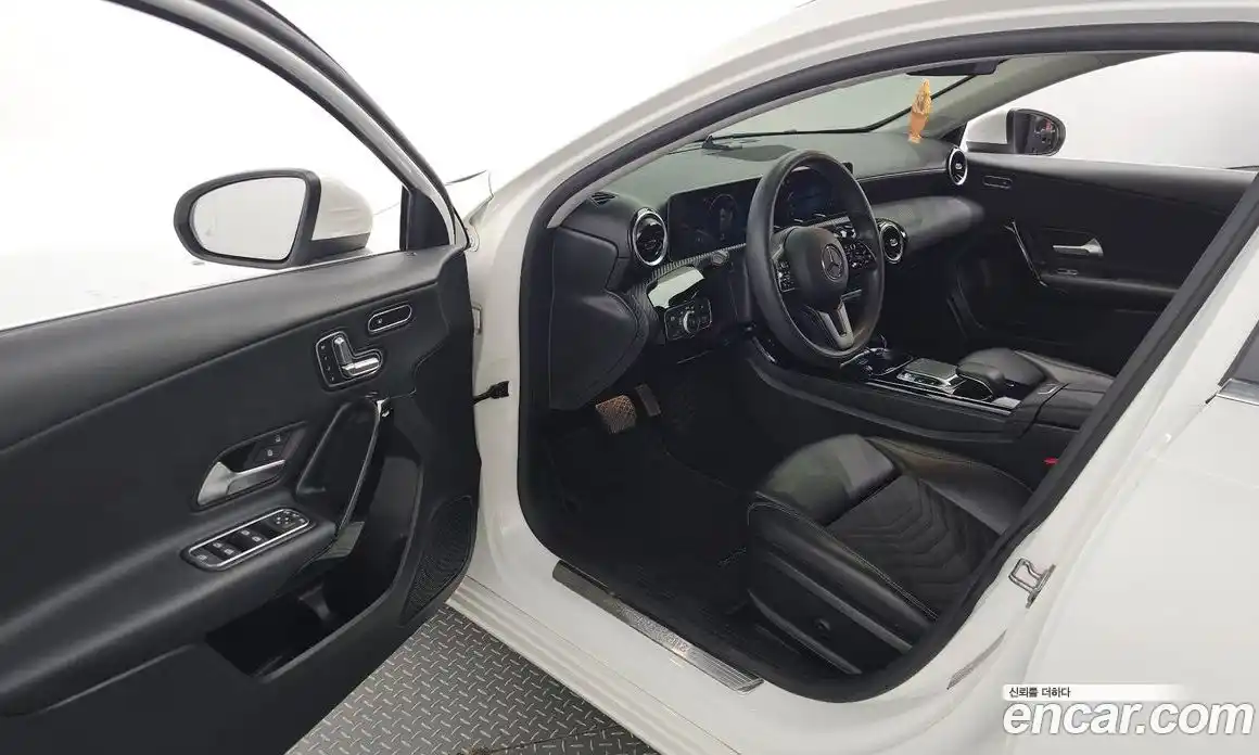 Mercedes-Benz A-Class 2019 2.0 Автомат в Москве № 161053, фото 13