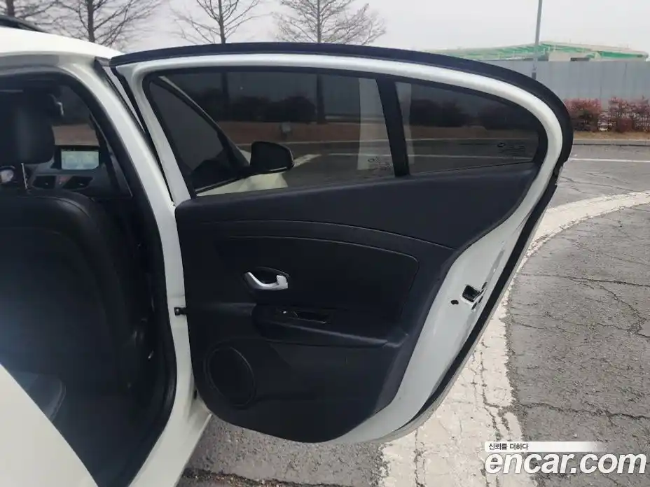 Renault SM3 2015 1.6 Автомат в Москве № 186413, фото 13