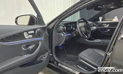 Mercedes-Benz E-Class 2023 2.0 Автомат в Москве № 216006, миниатюра 4