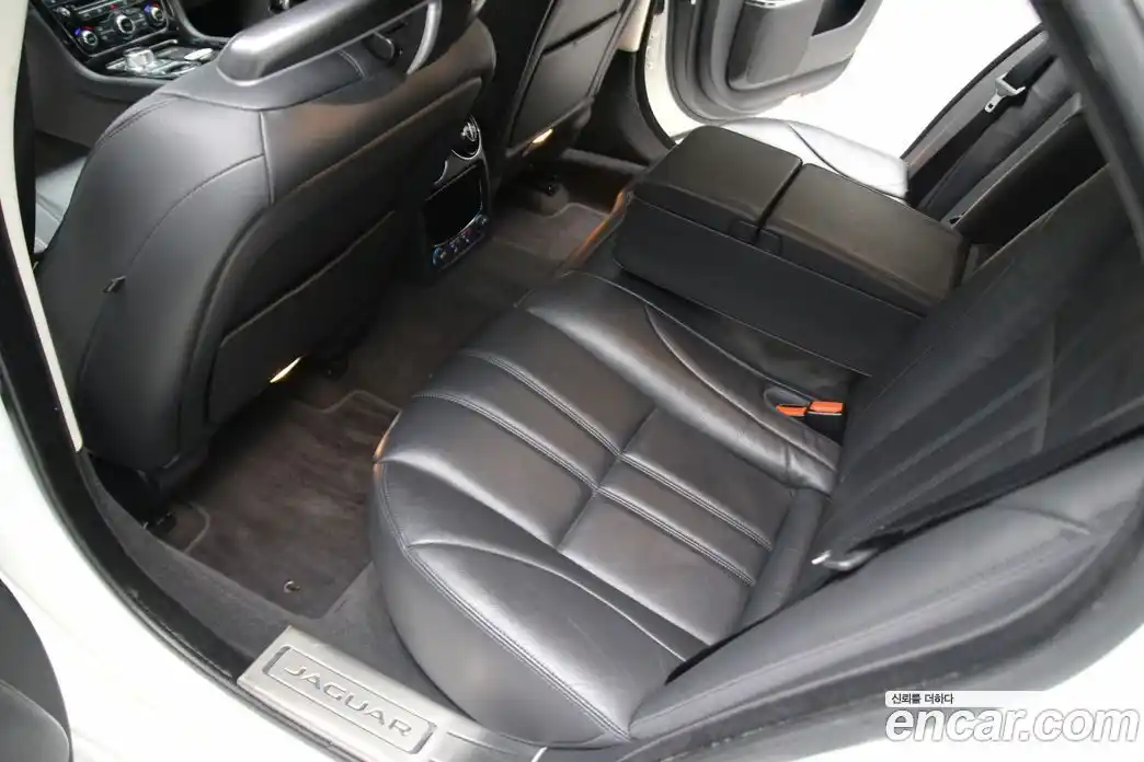 Jaguar XJ 2016 2.0 Автомат в Москве № 305197, фото 15