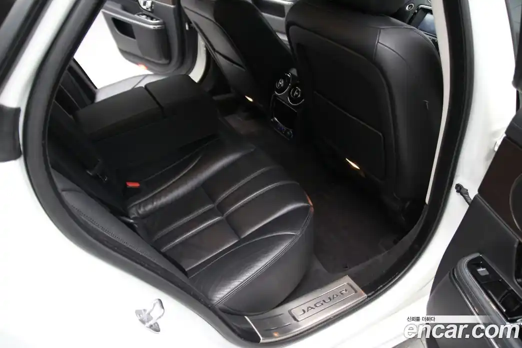 Jaguar XJ 2016 2.0 Автомат в Москве № 305197, фото 16