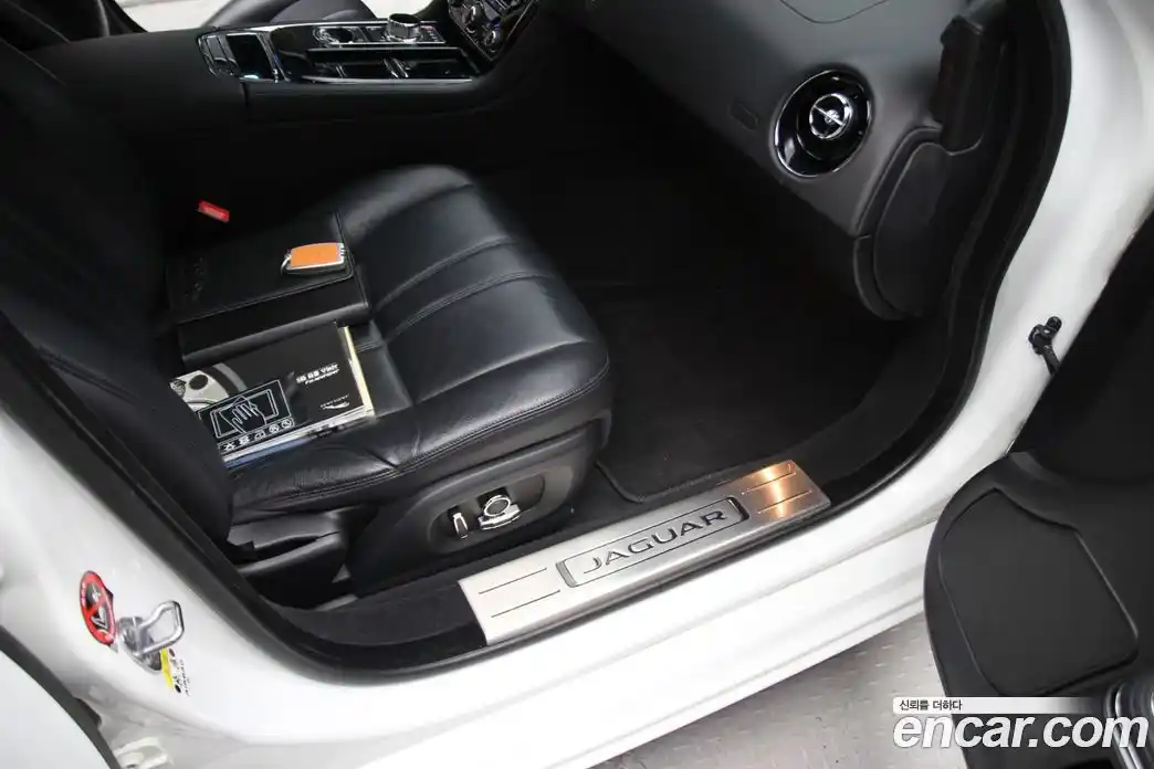 Jaguar XJ 2016 2.0 Автомат в Москве № 305197, фото 17