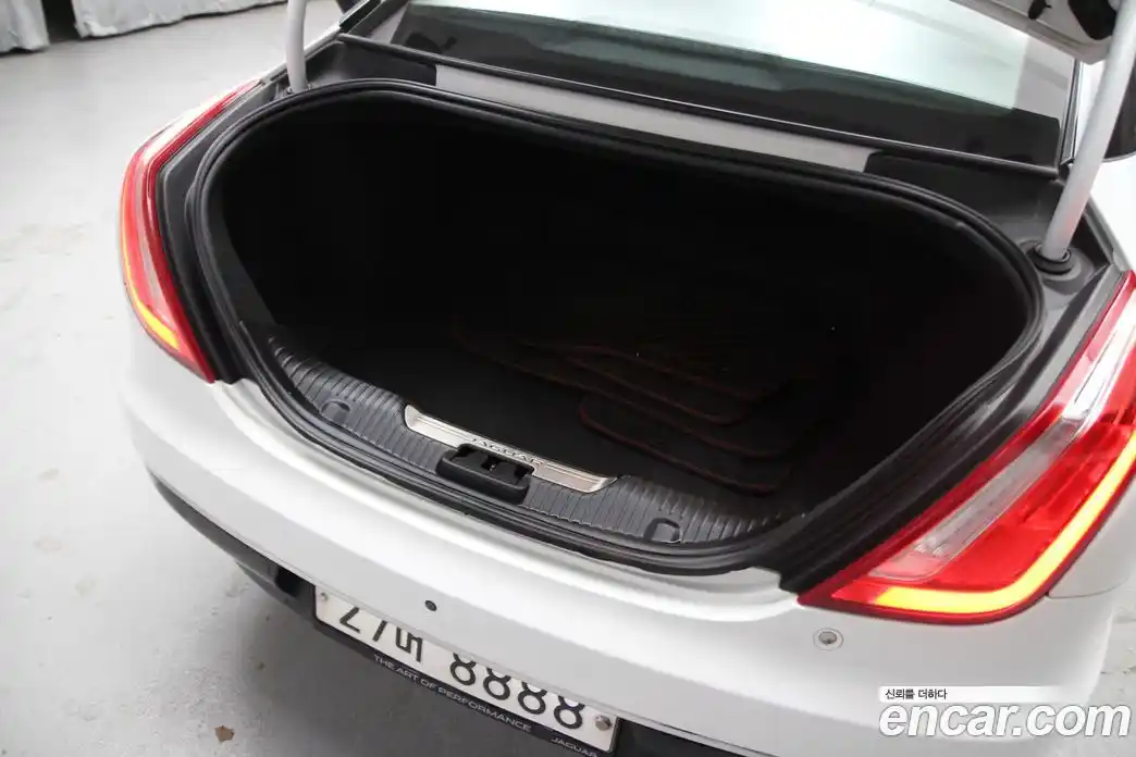 Jaguar XJ 2016 2.0 Автомат в Москве № 305197, фото 7