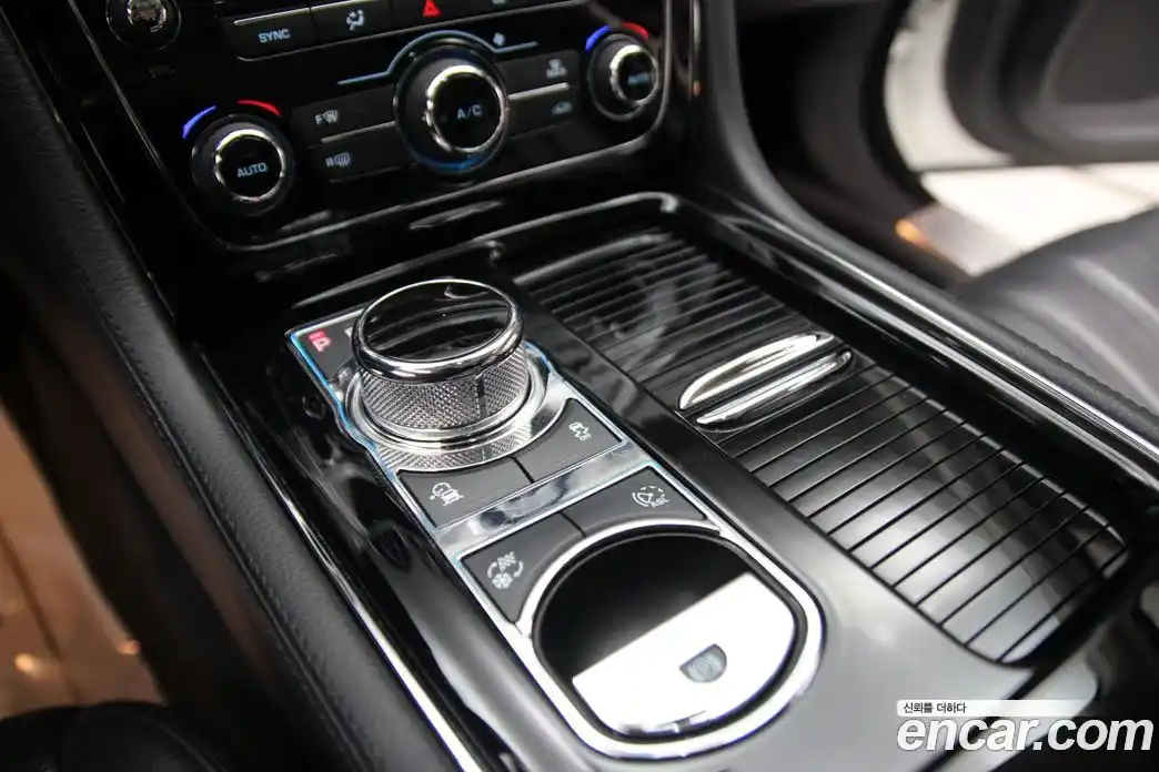 Jaguar XJ 2016 2.0 Автомат в Москве № 305197, фото 10