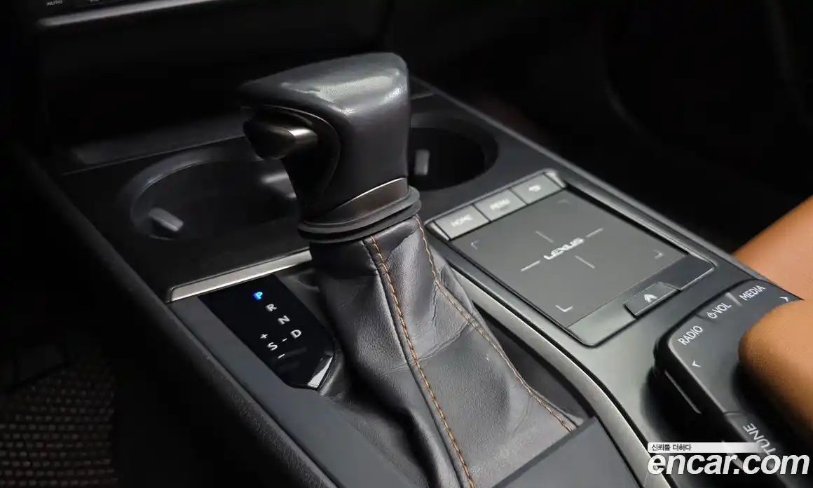 Lexus UX 2019 2.0 Автомат в Москве № 334306, фото 13