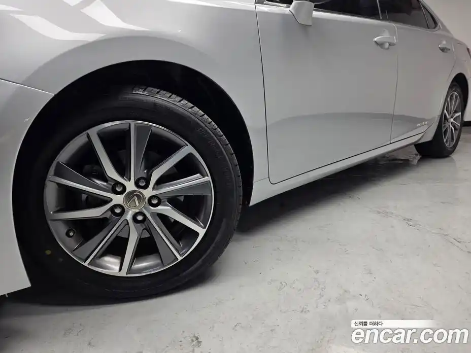 Lexus ES 2018 2.5 Автомат в Москве № 168336, фото 20