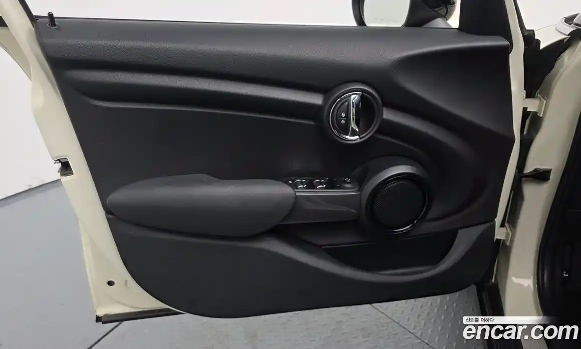 Mini Cooper 2015 1.5 Автомат в Москве № 198433, фото 17