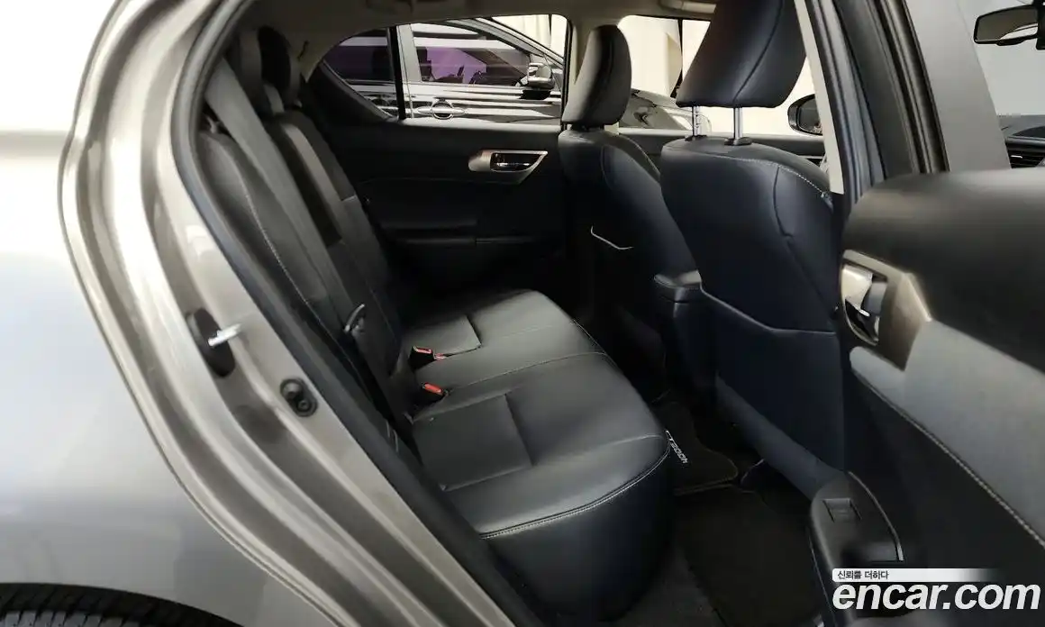 Lexus CT200h 2018 1.8 Автомат в Москве № 198792, фото 12