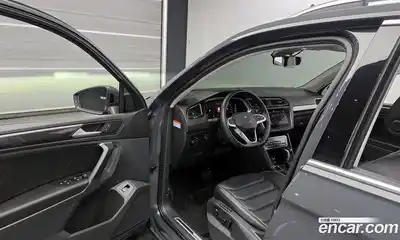 Volkswagen Tiguan 2023 2.0 Автомат в Москве № 198931, миниатюра 4