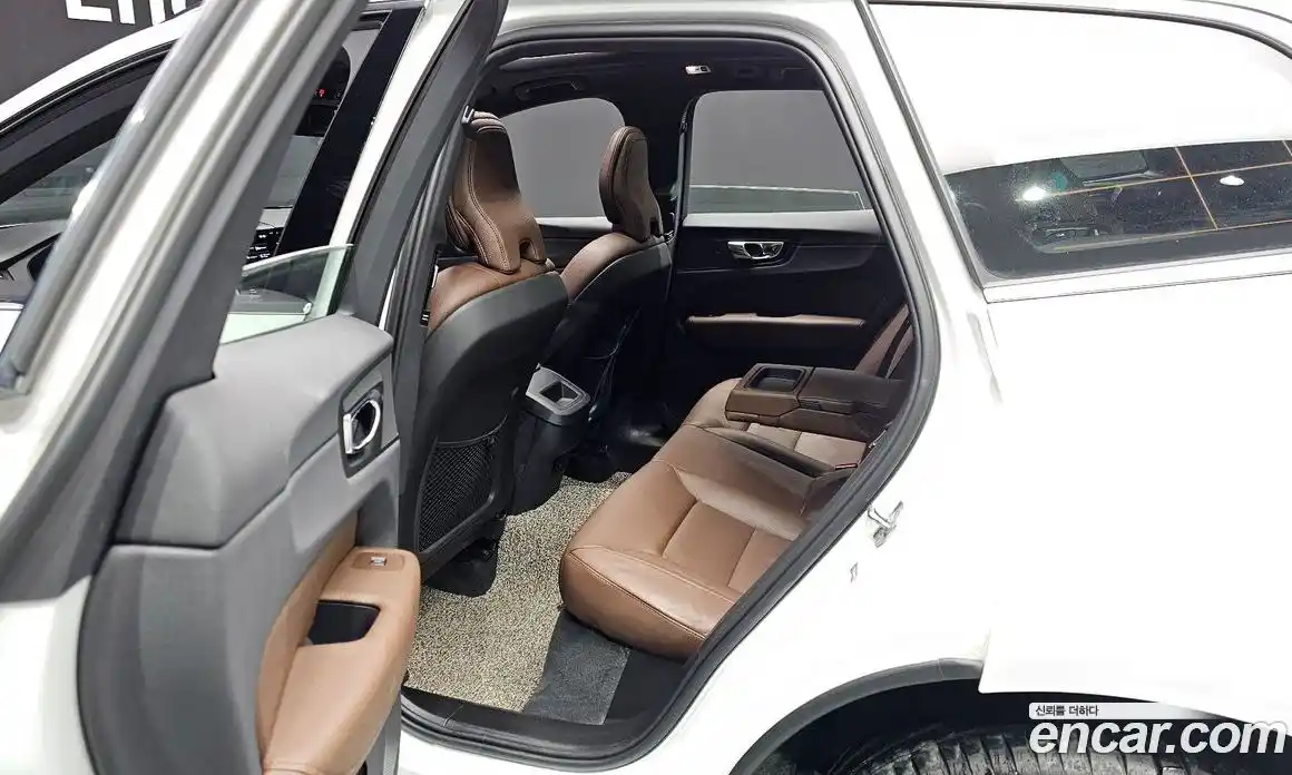 Volvo XC60 2021 2.0 Автомат в Москве № 211980, фото 6