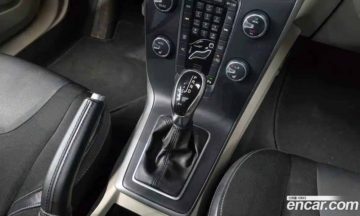 Volvo V40 2014 1.6 Автомат в Москве № 230682, фото 13