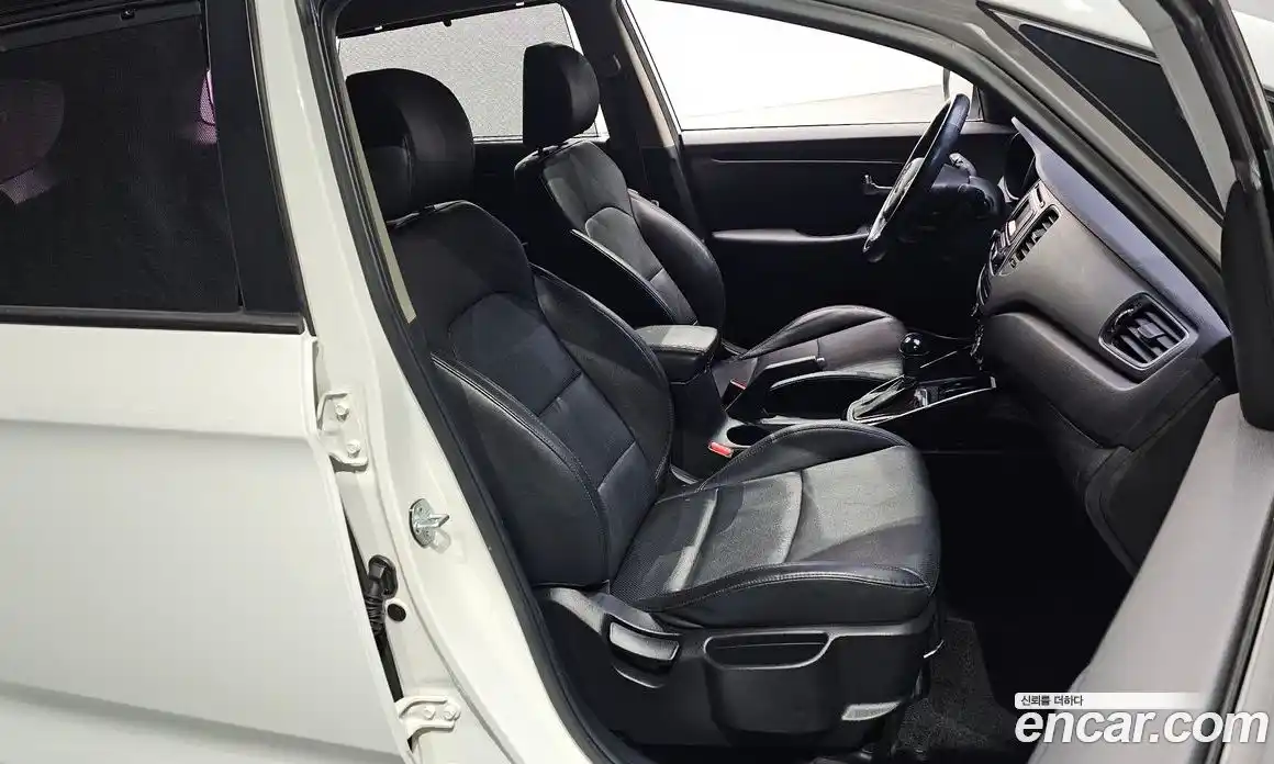 Kia Carens 2014 1.7 Автомат в Москве № 133251, фото 17