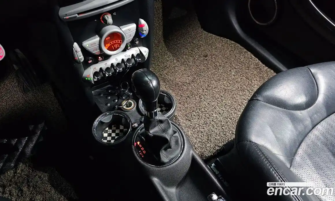 Mini Cooper Convertible 2010 1.6 Автомат в Москве № 135808, фото 11