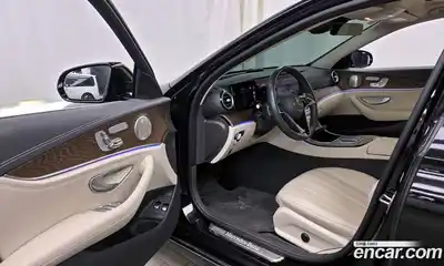 Mercedes-Benz E-Class 2023 2.0 Автомат в Москве № 161582, миниатюра 2
