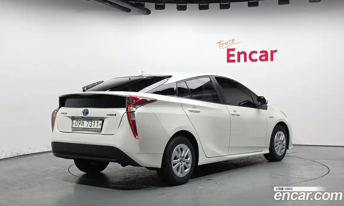 Toyota Prius 2017 1.8 Автомат в Москве № 199685, фото 1