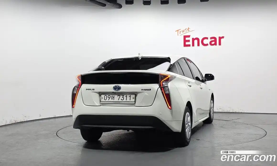 Toyota Prius 2017 1.8 Автомат в Москве № 199685, фото 13