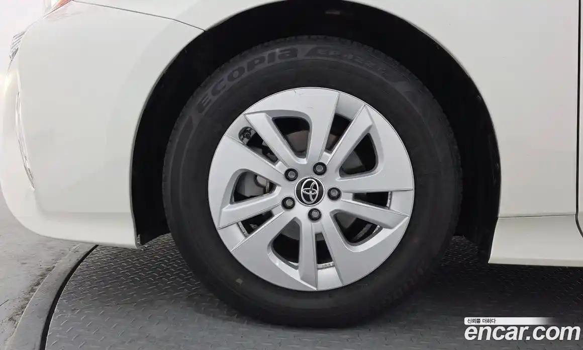 Toyota Prius 2017 1.8 Автомат в Москве № 199685, фото 3