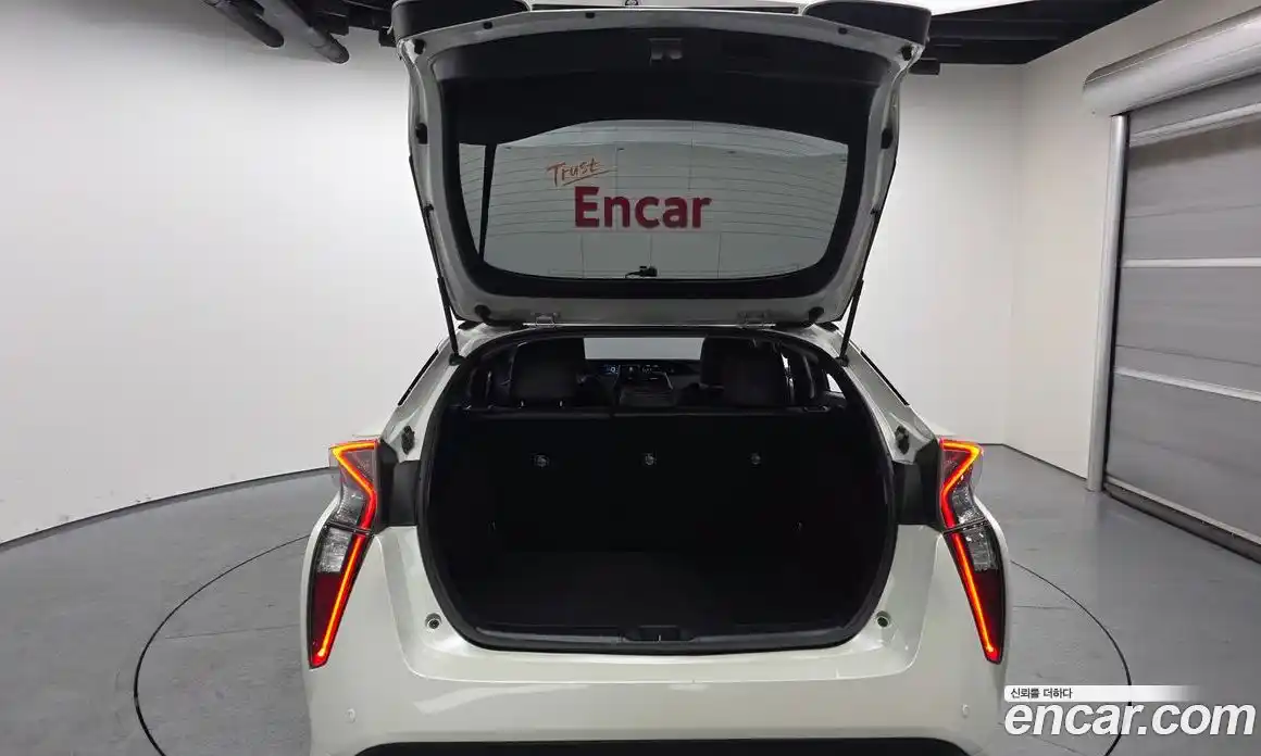 Toyota Prius 2017 1.8 Автомат в Москве № 199685, фото 6