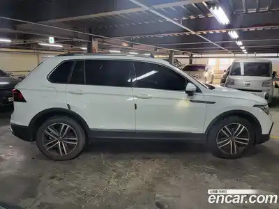 Volkswagen Tiguan 2023 2.0 Автомат в Москве № 214955, миниатюра 2