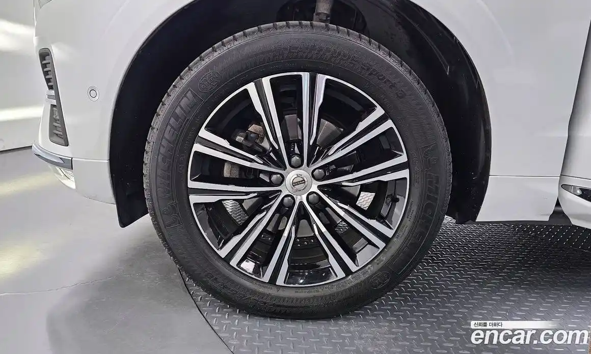 Volvo XC60 2022 2.0 Автомат в Москве № 212867, фото 4