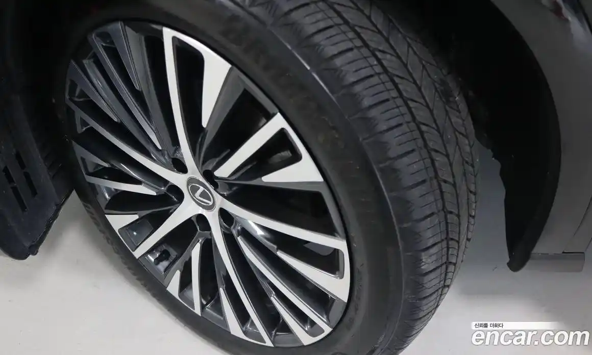 Lexus RX 2024 2.5 Вариатор в Москве № 214729, фото 5