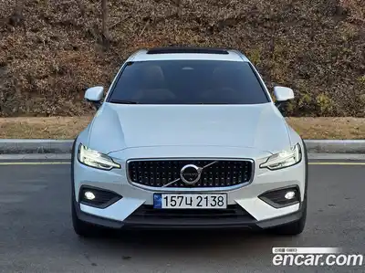 Volvo V60 2023 2.0 Автомат в Москве № 230363, миниатюра 2