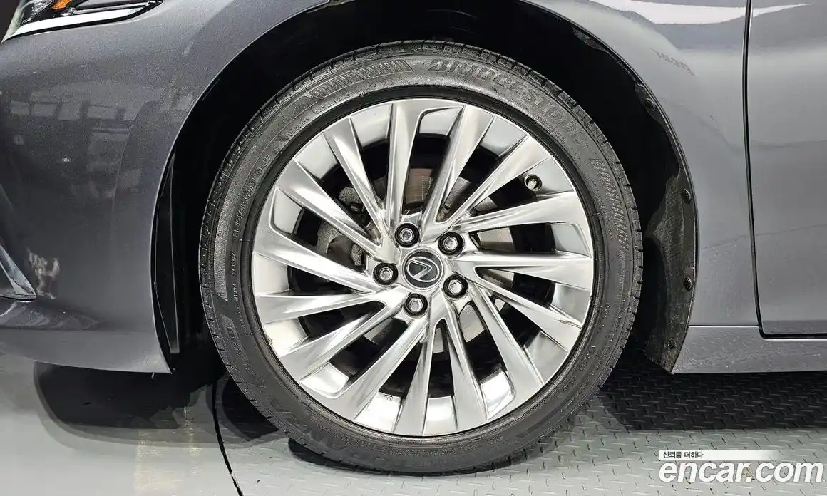 Lexus ES 2023 2.5 Автомат в Москве № 168161, фото 3