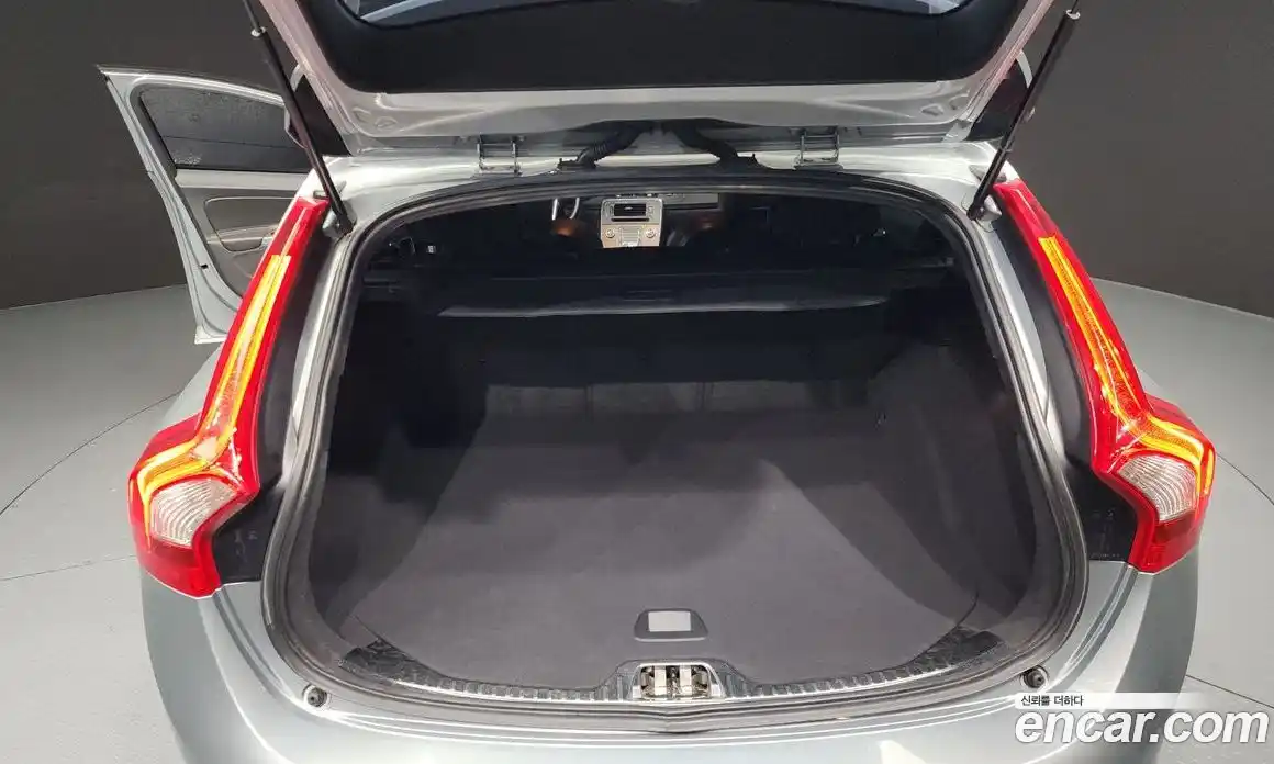 Volvo V60 2016 2.0 Автомат в Москве № 218052, фото 14