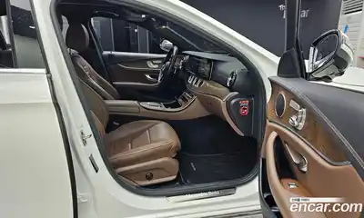 Mercedes-Benz E-Class 2022 2.0 Автомат в Москве № 160765, миниатюра 3