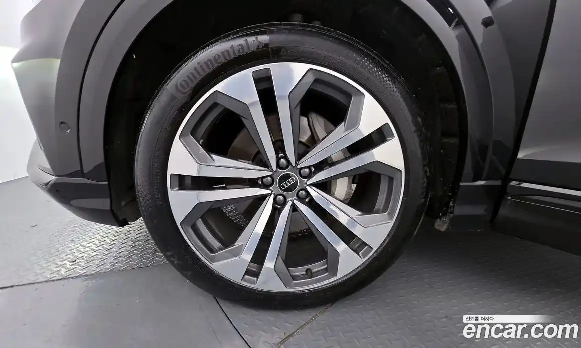 Audi Q8 2023 3.0 Автомат в Москве № 162431, фото 1