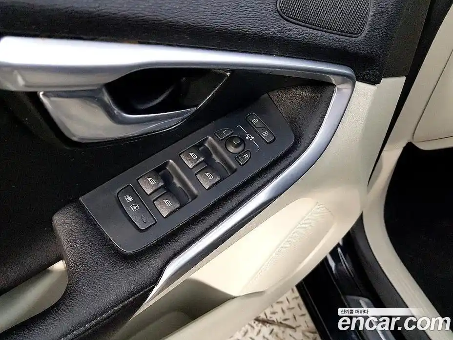 Volvo V40 2016 2.0 Автомат в Москве № 164861, фото 13