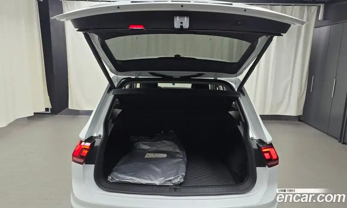 Volkswagen Tiguan 2022 2.0 Автомат в Москве № 215136, фото 4