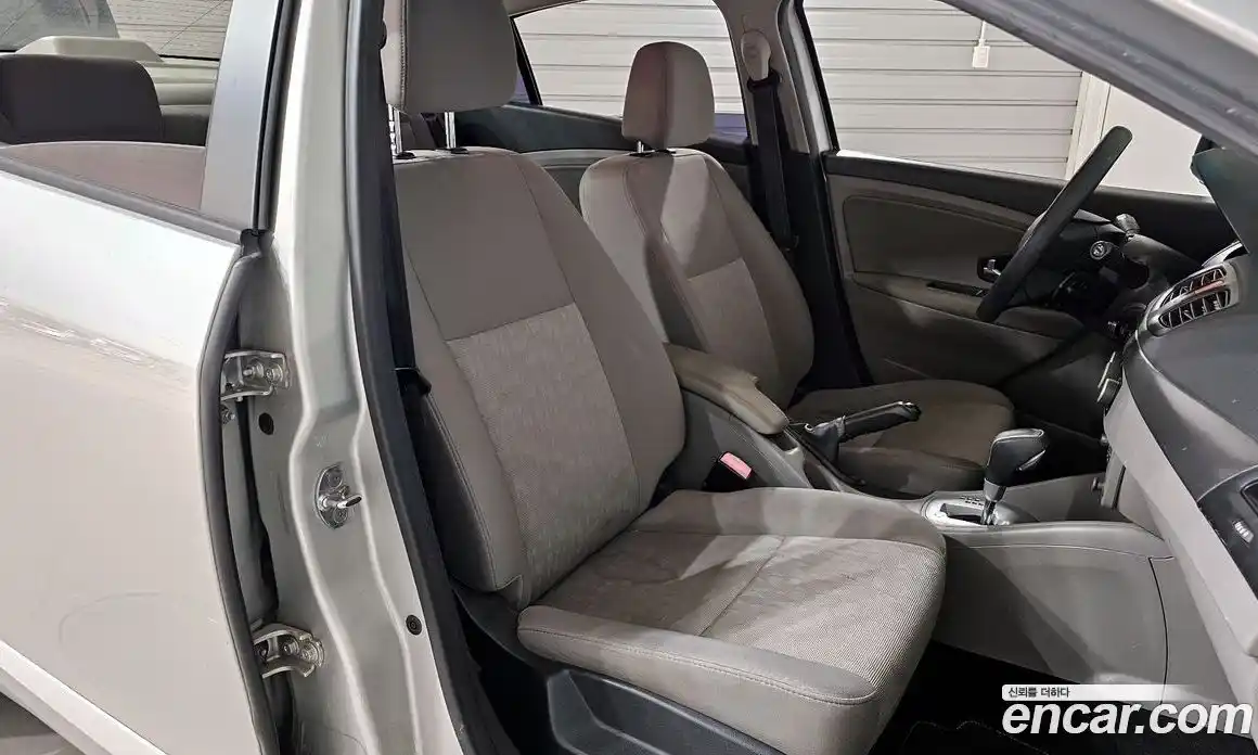 Renault SM3 2010 1.6 Автомат в Москве № 225897, фото 11