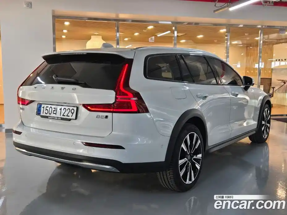 Volvo V60 2025 2.0 Автомат в Москве № 230757, фото 2