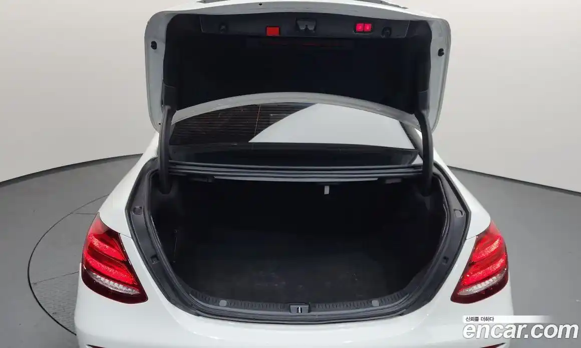 Mercedes-Benz E-Class 2020 1.9 Автомат в Москве № 150753, фото 14