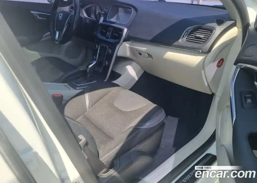 Volvo V40 2015 1.6 Автомат в Москве № 164846, фото 17