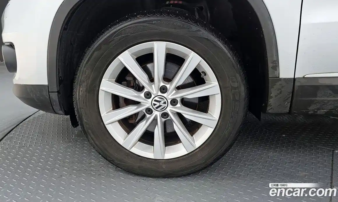 Volkswagen Tiguan 2014 2.0 Автомат в Москве № 169045, фото 2