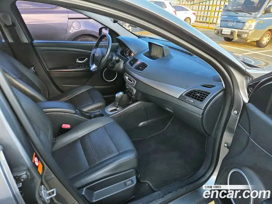 Renault SM3 2018 1.6 Автомат в Москве № 181663, фото 9