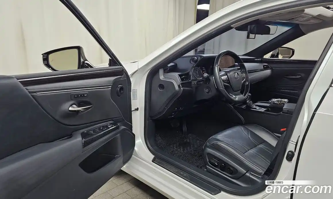 Lexus ES 2019 2.5 Автомат в Москве № 214646, фото 1