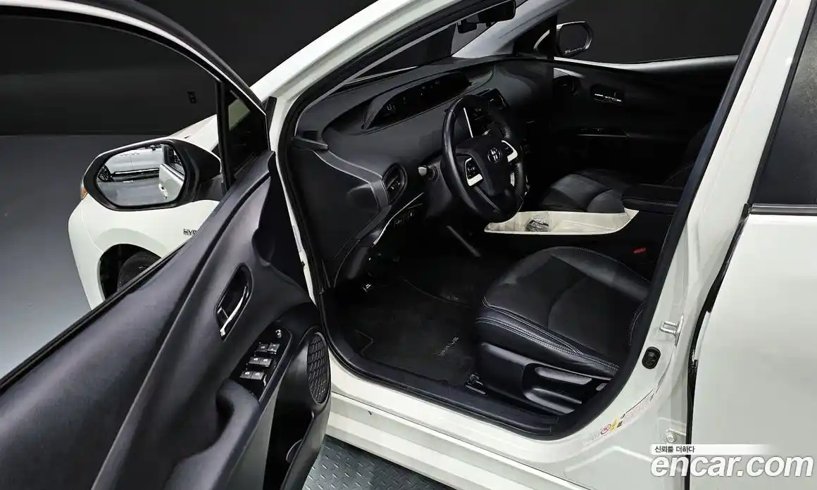 Toyota Prius 2017 1.8 Автомат в Москве № 215546, фото 1